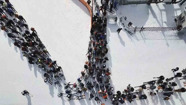 Kars'ta kayağını kapan Sarıkamış'a koştu