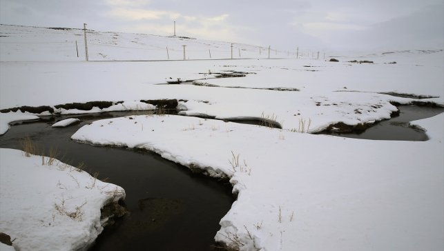 Erzurum'da karla kaplanan mendereslerde kış güzelliği