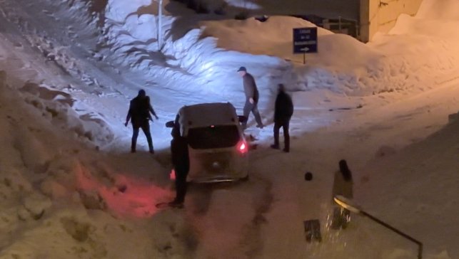 Yüksekova'da kar yağışı: Araçlar imece usulü kurtarıldı