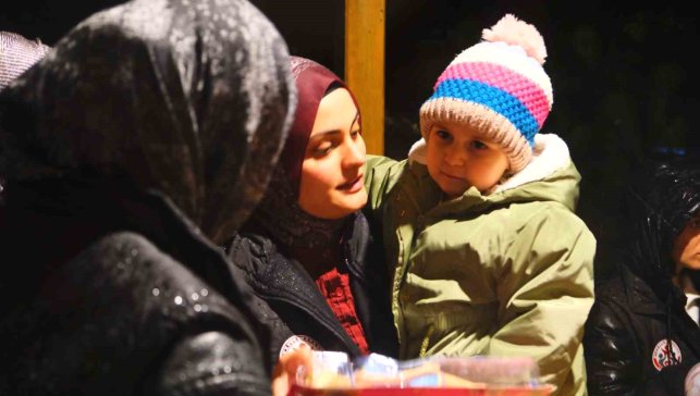 Minik Hümeyra'ya umut olmak için evinin önünde sürpriz yaptılar