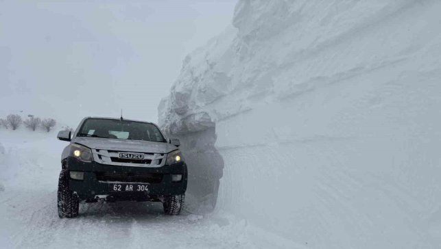 Tunceli'de karla mücadele çalışmaları gece gündüz sürüyor