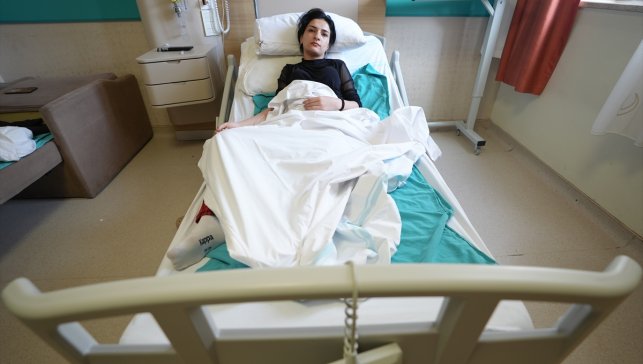 Karın ağrısı için kullandığı sıcak su torbası patlayınca genç kız hastanelik oldu