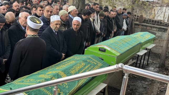 Erzurum'daki trafik kazasında hayatını kaybeden 3 kişinin cenazesi defnedildi