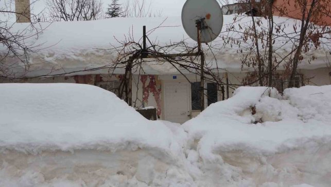 Bitlis'te kar yığınları kardan kaleye dönüştü