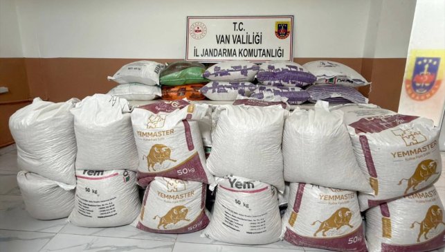 Van'da gümrük kaçağı 1850 kilogram gıda maddesi ele geçirildi