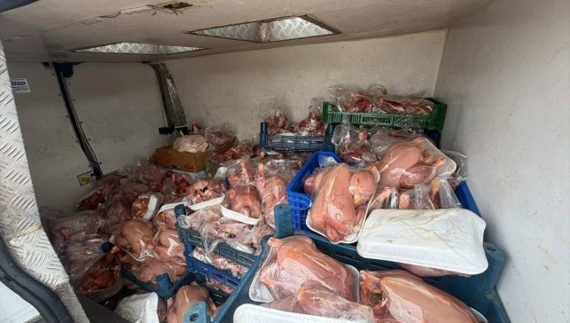 Van'da veteriner sağlık raporu bulunmayan kesilip paketlenmiş halde 200 tavuk ele geçirildi