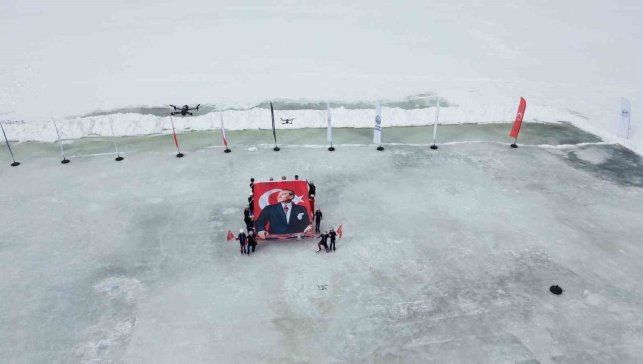 Kars Çıldır Gölü'nde buz üstünde muhteşem şölen