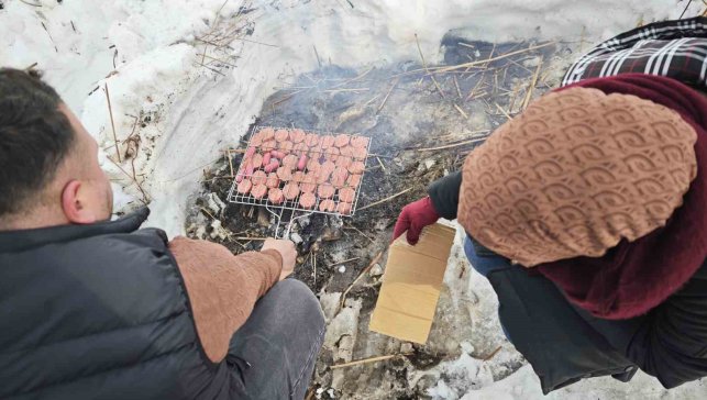 Donan Nazik Gölü üzerinde sucuk ekmek keyfi
