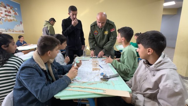 Yüksekova’da gençler model uçak eğitimiyle havacılıkla tanıştı
