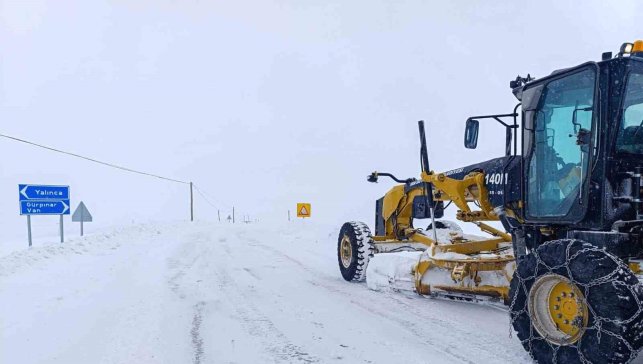 Van'da 141 yerleşim yerinin yolu kapandı