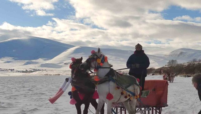 Çıldır Gölü üzerinde atlı gezi ve halay keyfi