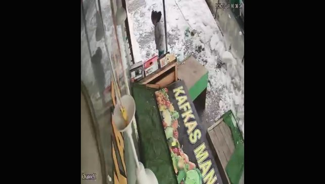 Kars'ta kar kütlesinden şans eseri kurtuldu