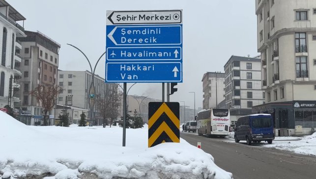 Yüksekova'da uçak seferlerine kar ve sis engeli