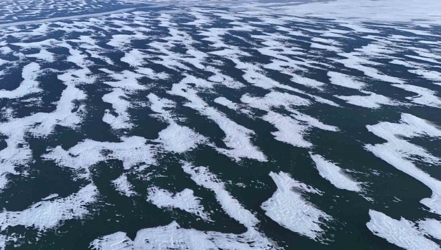 Nazik Gölü'nün donan yüzeyi görsel şölen sunuyor