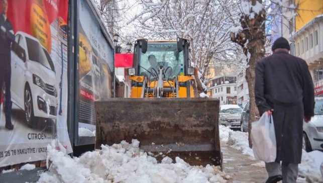 Bin 200 personel ve 400 araç sahada karla mücadele yapıyor