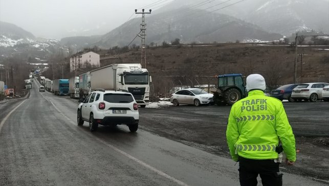 Ardahan'da tır geçişine kapatılan kara yolunda ulaşım normale döndü