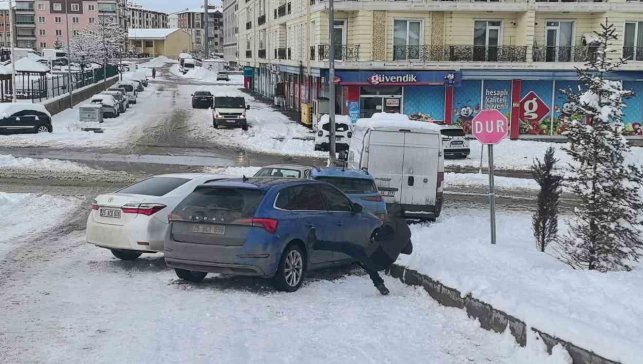 Erzurum'da 5 araçlı zincirleme kaza: Aracının başındaki sürücü de dengesini kaybederek yere düştü