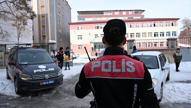 Ağrı'da polis öğrencilerin güvenliği için okul çevrelerini sürekli kontrol ediyor