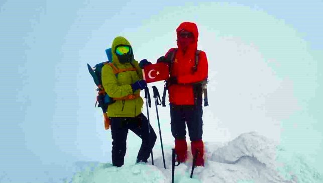 Kar, tipi ve eksi soğuk… Kırşehirli dağcılar Bubi Dağı’nda 4 saatlik mücadeleyle zirveye ulaştı
