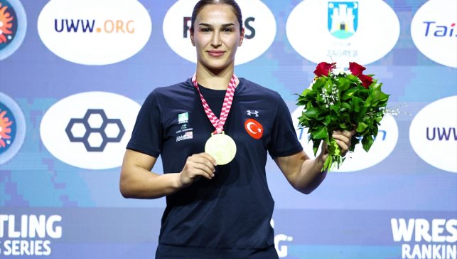 Akkök Holding şirketlerinden milli güreşçi Buse Tosun Çavuşoğlu'na tebrik