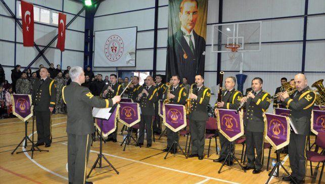 Askeri bando takımı Çukurca'da konser verdi