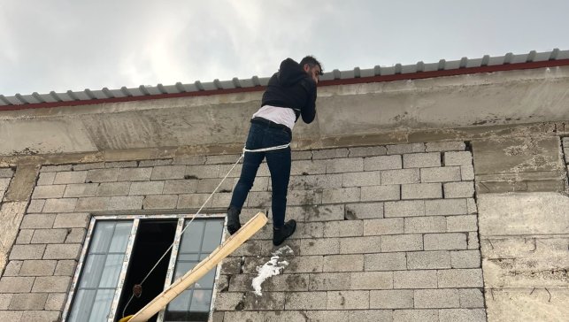 Yüksekova'da yürekleri ağza getiren kaza: Çatıda asılı kalan vatandaş kurtarıldı