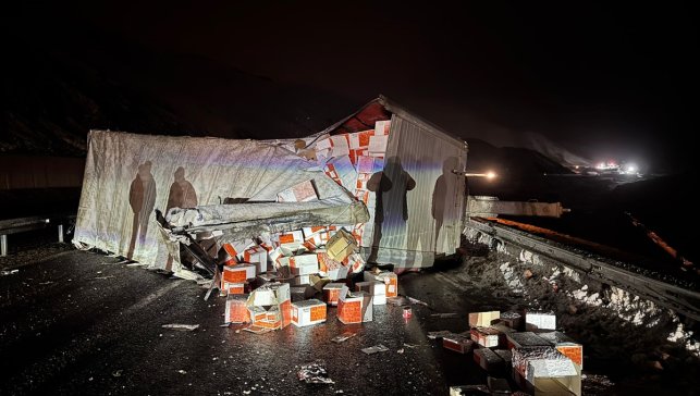 Erzincan-Sivas kara yolunda devrilen tır ulaşımı aksattı 