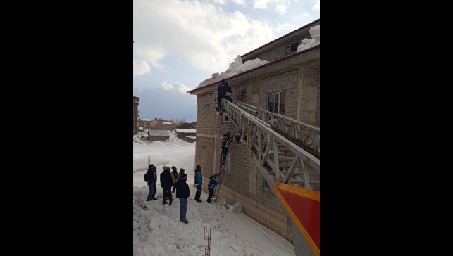 Kar temizlerken ayağının kayması sonucu çatıda asılı kalan kişiyi ekipler kurtardı