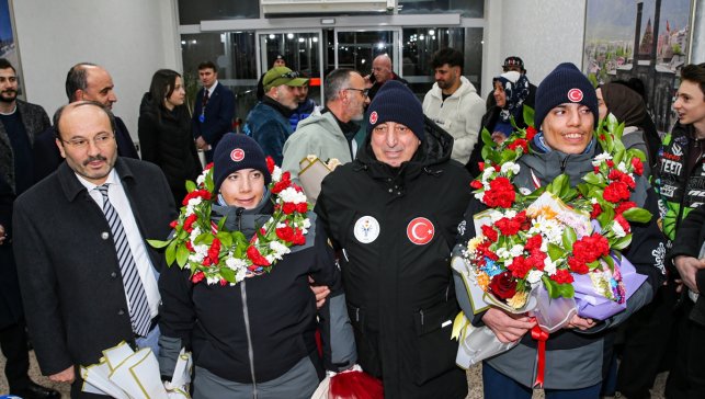 Avusturya'da madalya kazanan otizmli ikiz kayakçılar, Erzurum'da çiçeklerle karşılandı