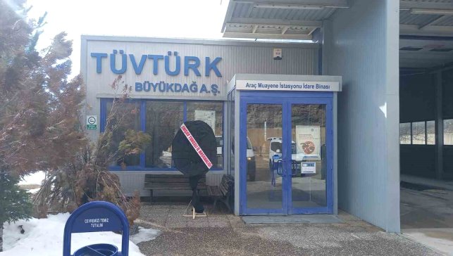 TÜVTÜRK'e siyah çelenk bırakıldı