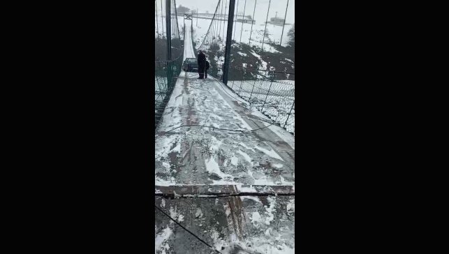 Kars'ta asma köprüde korku dolu anlar: Otomobil buzda kayarak asılı kaldı