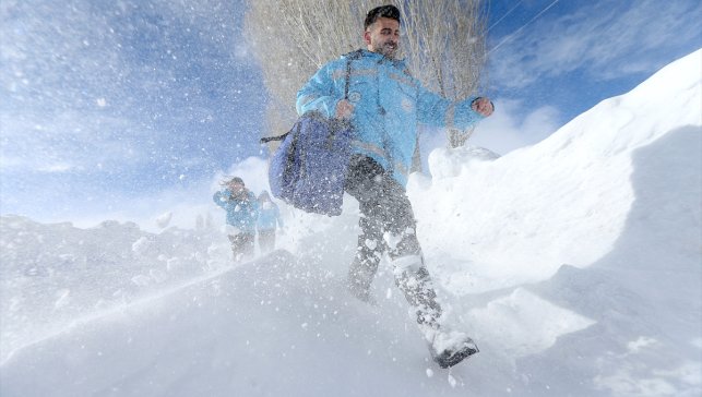 Kars'ta halk sağlığı için kar ve tipide dağlar, tepeler aşılıyor