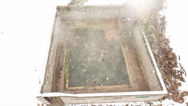 Van'da etrafı karla kaplı termal havuz ziyaretçilerini ağırlıyor