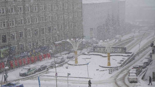 Erzurum'da kar sebebiyle 312 köyün yolu kapalı
