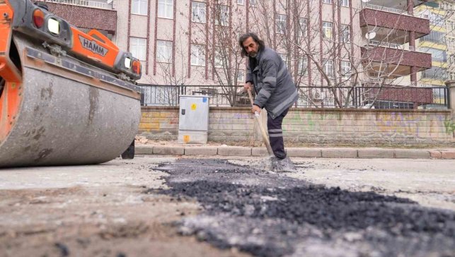 Elazığ'da asfalt yama uygulaması sürüyor