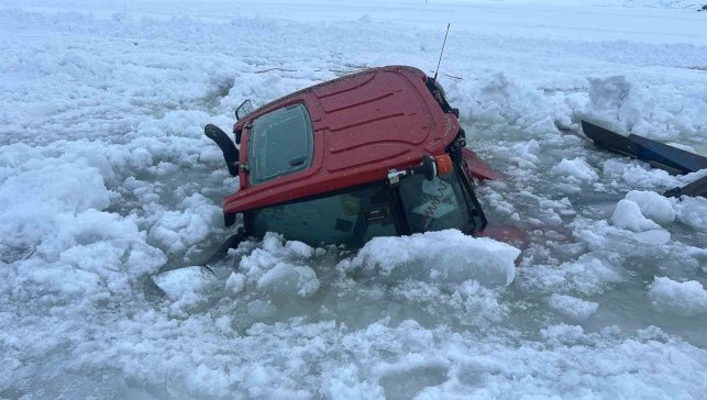 Çıldır Gölü yüzeyindeki buz kırıldı, traktör sulara gömüldü