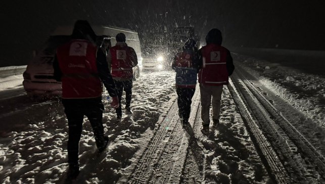 Ağrı-İran kara yolu ulaşıma kapandı: Diyadin’de tırlar saatlerce mahsur kaldı