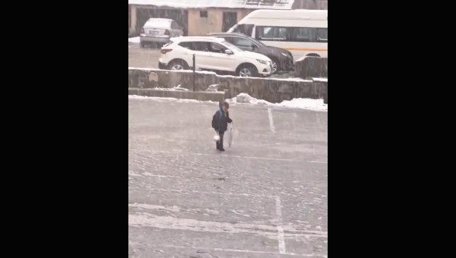 Kar altında İstiklal Marşı'nı okuyan çocuk yürekleri ısıttı