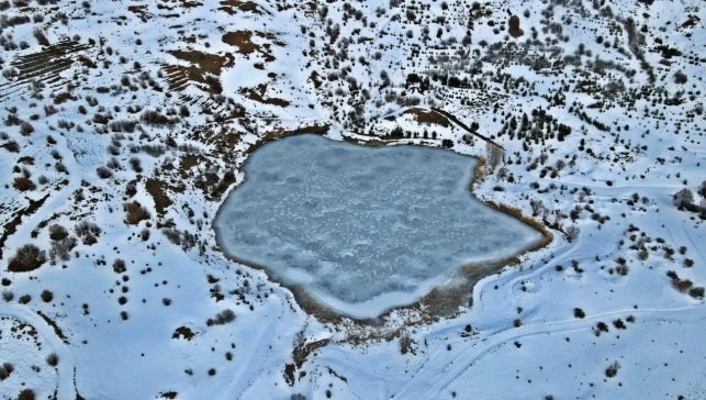 Kemah'taki Ardos Gölü dondu: Bin 660 rakımlı buz gölü drone ile görüntülendi