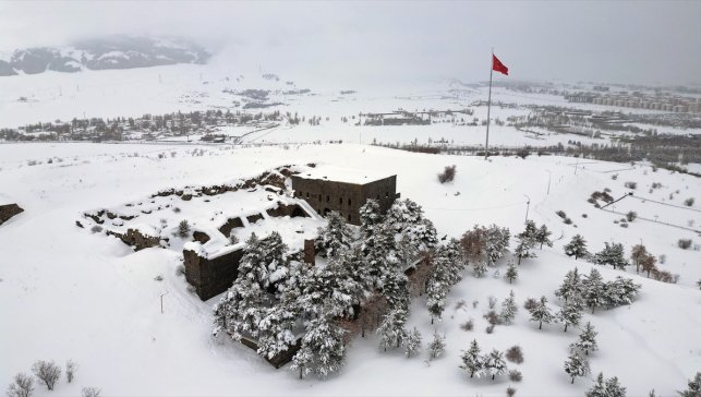 Erzurum'daki ecdat yadigarı Aziziye Tabyaları karla kaplandı