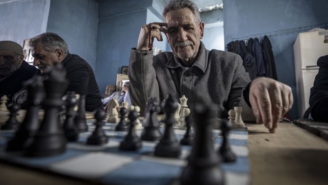Erzurumlu satranç tutkunu amcalar, kahvehanede çay ve hatıralarla günlerini geçiriyor
