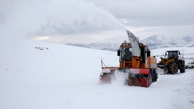 Bitlis'te kar kaplanları kesintisiz ulaşım için sahada