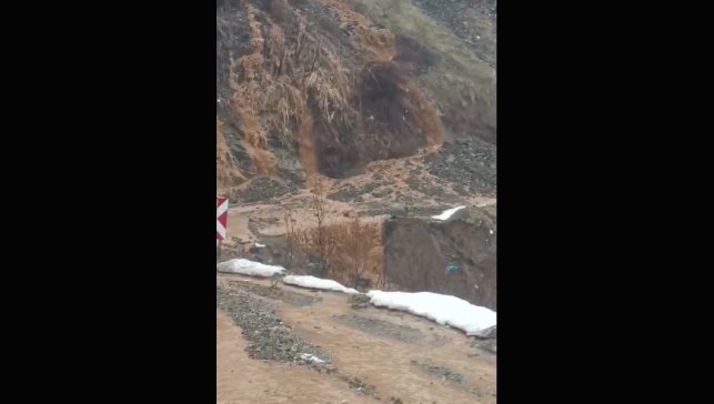 Derecik-Şemdinli kara yolunda heyelan