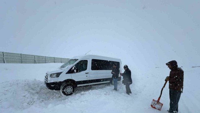 Erzurum'da kar yağışı ve tipi nedeniyle araçlar yolda mahsur kaldı