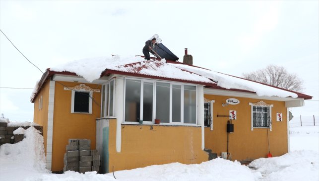 Ağrı'da evler karla kaplandı, Kars'ta öğrenciler oyunlarla eğlendi