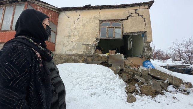Yüksekova'da bir evin duvarı yıkıldı: "Deprem oluyor sandım"