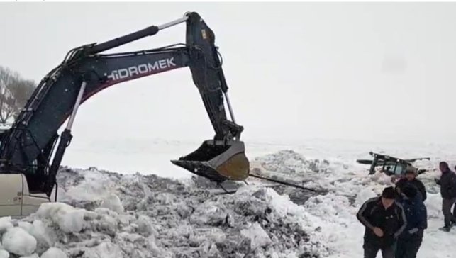 Çıldır Gölü'ne gömülen iş makinası çıkarıldı
