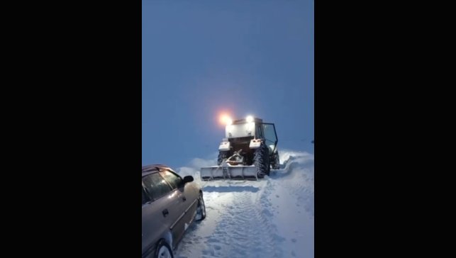 Kars'ta kara saplanan aracı vatandaş traktörüyle kurtardı