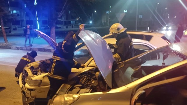 Erzincan'da 2 otomobil çarpıştı