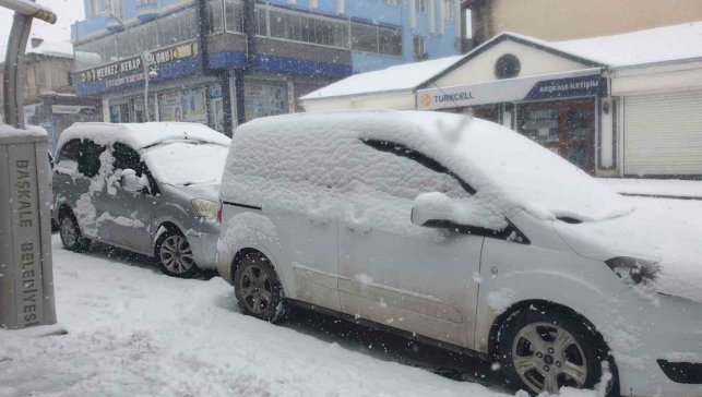 Başkale'de kar yağışı